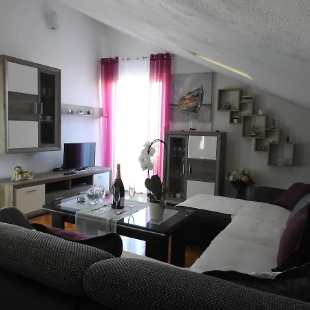 Marini Apartmani شقة