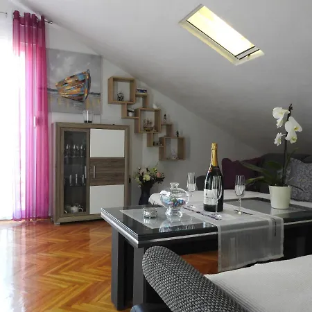 Marini Apartmani شقة