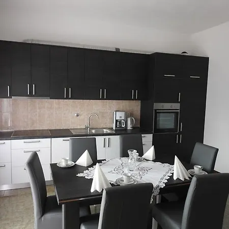 Marini Apartmani تروغير